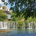 Waterfall House Getaway Willa