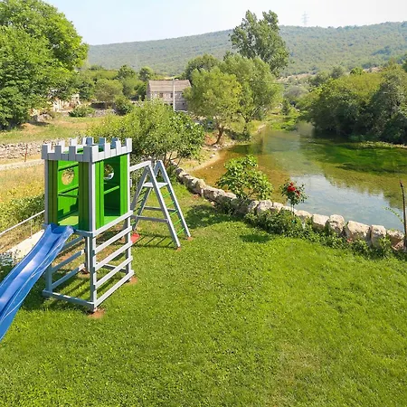 فيلة Waterfall House Getaway